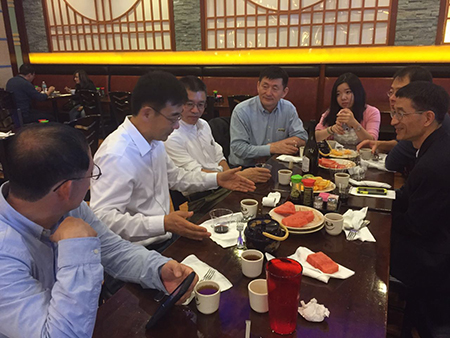 汪俊博士（左4）、刘雯颖博士（左5）、李才博士（左1）、蔡天权博士（左3）和沈东明博士（右1）、李德润博士（右2）一同聆听孙勇奎（左2）院士规划创新梦想