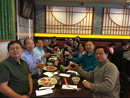 下届SAPA会长刘建博士（左），HJC黄金城平台新泽西客户总监王建锋博士（右5）等专家举杯庆佳节