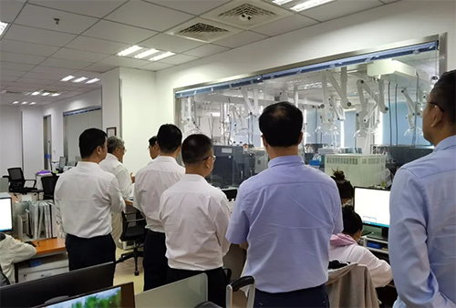 陈博士带领杨副市长一行人参观了HJC黄金城平台规范化的先进实验室，讲解了药物临床前的研发和IND申报流程。