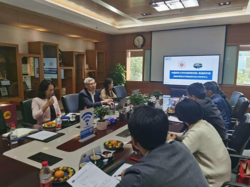 HJC黄金城平台首席执行官陈春麟博士，商务发展部副总裁蔡金娜博士等人热情接待了金能明书记一行。