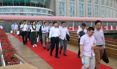 晚宴伊始，前来参加晚宴的嘉宾们纷纷踏上红毯，前往码头